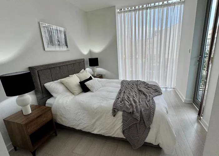 Luxury 2 Bed 2 Bath Apartment With Balcony, Fast Wifi In Birmingham City Centre
