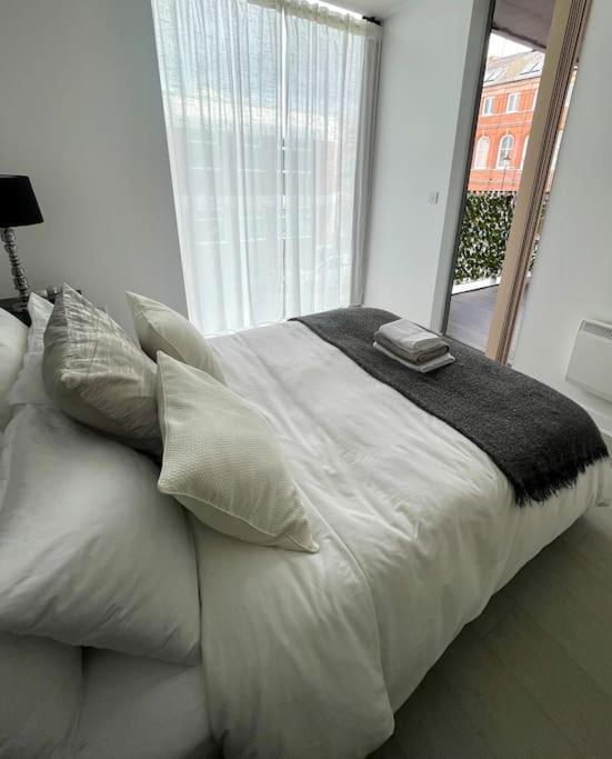 Luxury 2 Bed 2 Bath With Balcony, Fast Wifi In Centre *